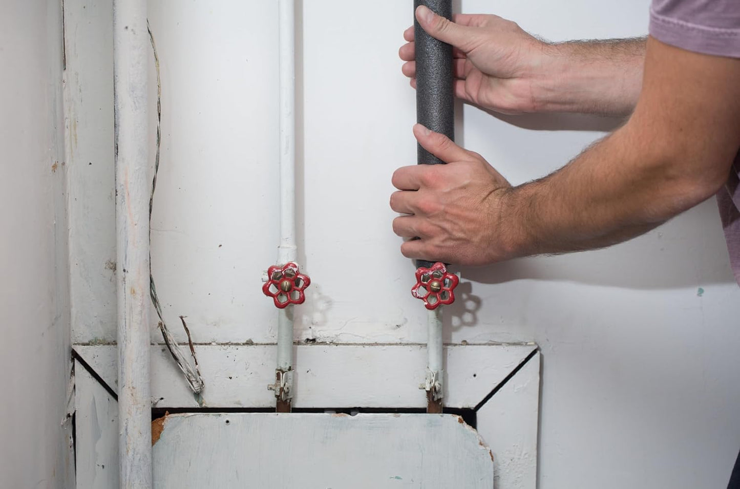 Duck_Brand_Foam_Pipe_Covers,_Pipe_Insulation_Foam_Tubes_for_Hot_and_Cold_Water_Pipes,_Pre_Slit_and_Self_Sealing_Adhesive_Edge,_0.75_in._x_1_Ft.,_6_Sticks_Per_Package,_6_Feet_Total,_Black