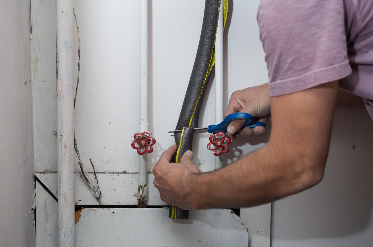 Duck_Brand_Foam_Pipe_Covers,_Pipe_Insulation_Foam_Tubes_for_Hot_and_Cold_Water_Pipes,_Pre_Slit_and_Self_Sealing_Adhesive_Edge,_0.75_in._x_1_Ft.,_6_Sticks_Per_Package,_6_Feet_Total,_Black