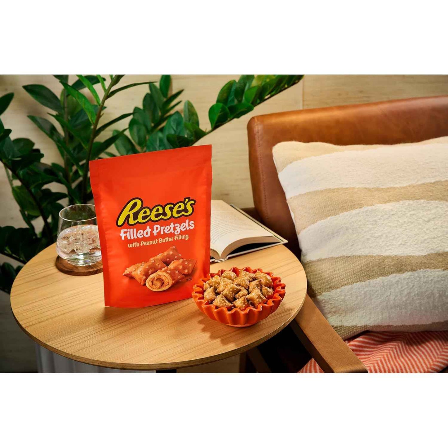 Reese's Peanut Butter Strawberry Pretzel Nuggets in 18 oz Cannister – On-the-Go Snack for Camping, Car Rides, and Backyard Hangouts
